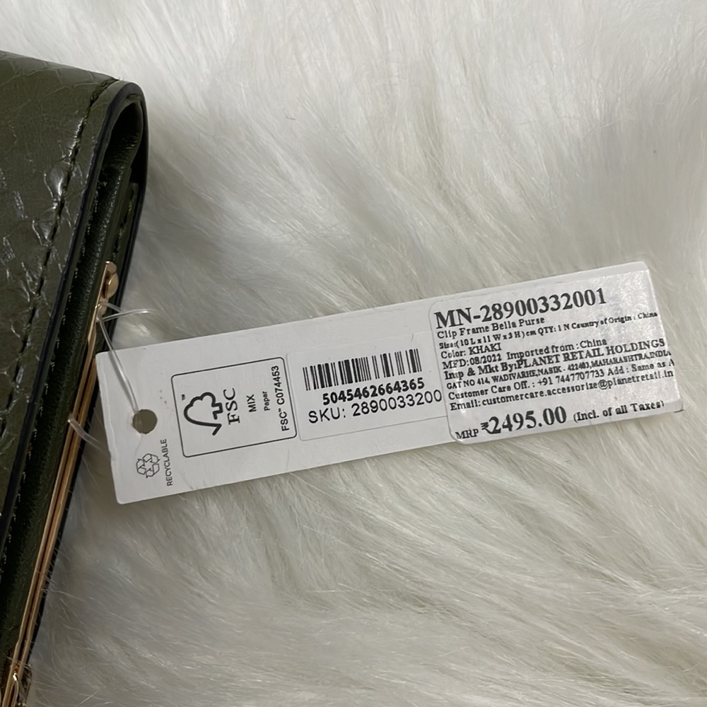 Accessorize London
Women's Faux Leather Clip
Frame Bella Wallet - olive | NWT - Picture 14 of 15